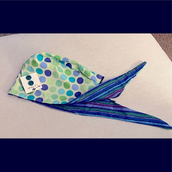 Scrub cap w/ dotted fabric and green buttons. - Picture 2 of 4